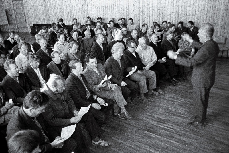 Saaremaa ühendatud meeskoor ENSV teenelise õpetaja Harry Kuuse juhatusel harjutusel.