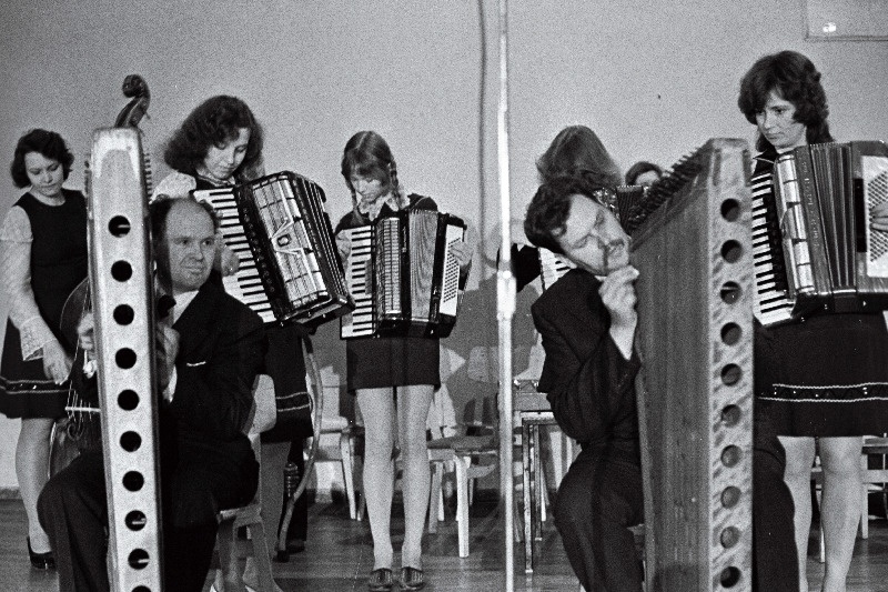 Perekond Raidsalu orkester Valga rajoonist esinemas.