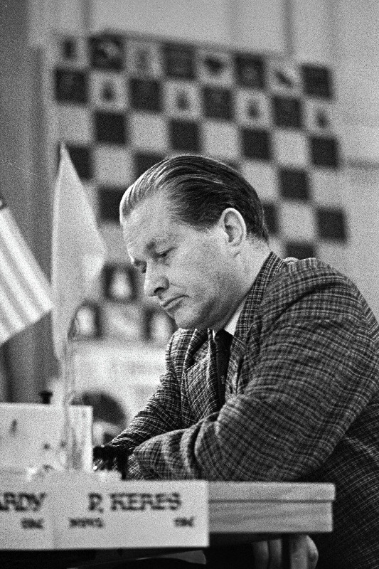 Suurmeister Paul Keres rahvusvahelise maleturniiri „Tallinn 75” võitjana 1975 aastal (mängimas William Lombardyga).