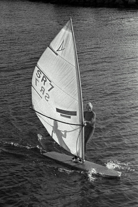 Tallinna Spordilaevade Eksperimentaaltehases valmistatud uut purjekat katsetab jääpurjespordi eksmaailmameister Ain Vilde.