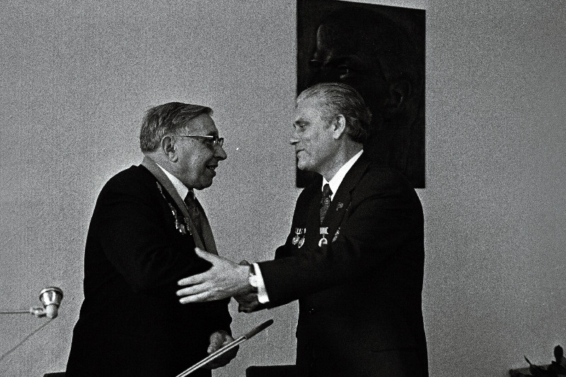 Tallinna vabastajatele fašistlikust okupantidest, kaardiväe erupolkovnikule Vassili Võrgule annab linna aukodaniku diplomi ja medali üle EKP Tallinna Linnakomitee esimene sekretär N. Johanson (paremal).