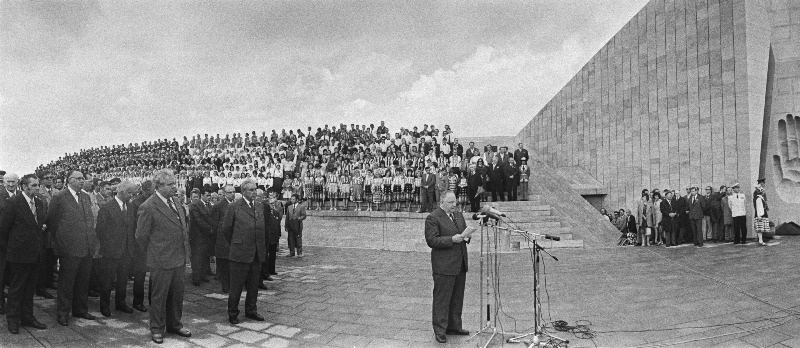 Nõukogude võimu eest võidelnute memoriaalansambli I järgu Maarjamäel avab EKP Keskkomitee esimene sekretär J. Käbin.