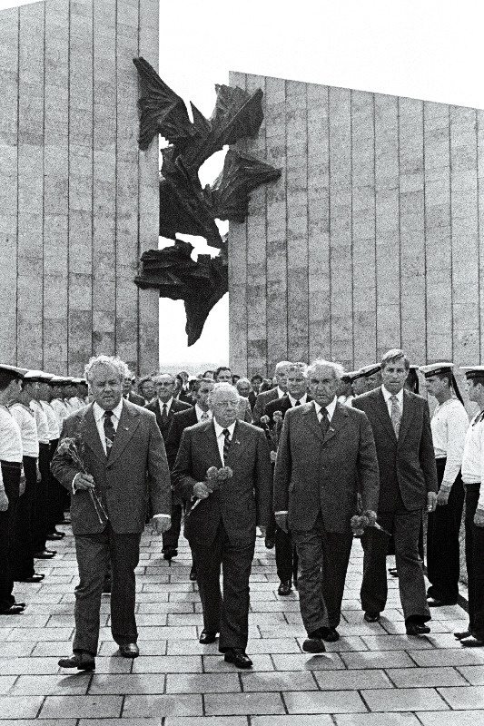 ENSV Ülemnõukogu Presiidiumi esimees A. Vader (vasakult), EKP Keskkomitee esimene sekretär J. Käbin, ENSV Ministrite Nõukogu esimees V. Klauson nõukogude võimu eest võidelnute memoriaalansambli I järgu avamisel Maarjamäel.