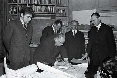 ENSV TA Termofüüsika ja Elektrofüüsika Instituudi tegevusega tutvub EKP Keskkomitee esimene sekretär J. Käbin (vasakult 2.). Vasakult 1. instituudi direktori asetäitja A. Purga, 3. ENSV TA presiidiumi teaduslik peasekretär A. Köörna, 4. instituudi parteiorganisatsiooni sekretär H. Barabaner, 5. instituudi direktor L. Vaik.  similar photo