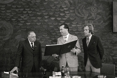 Saksa DV Schwerini Ringkonnakomitee esimene sekretär H. Ziegner annab EKP Keskkomitee esimesele asesekretärile J. Käbinile üle auaadressi.  similar photo