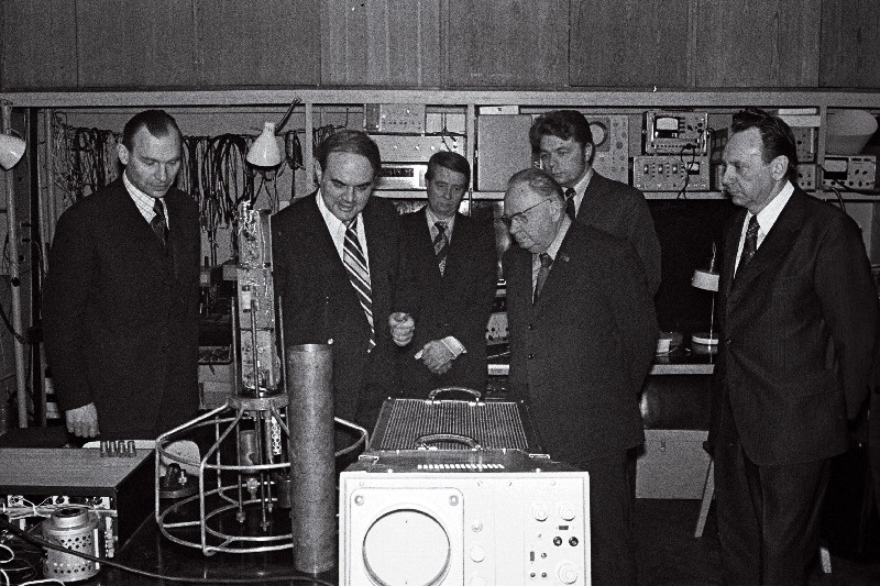 ENSV TA Termofüüsika ja Elektrofüüsika Instituudi tegevusega tutvub EKP Keskkomitee esimene sekretär J. Käbin (paremalt 2.). Paremalt 1. ENSV TA presiidiumi teaduslik peasekretär A. Köörna, 3. instituudi direktori asetäitja A. Purga, 3. EKP Keskkomitee aparaaditööline Renser, 4. professor A. Aitsam, 5. instituudi direktor L. Vaik.