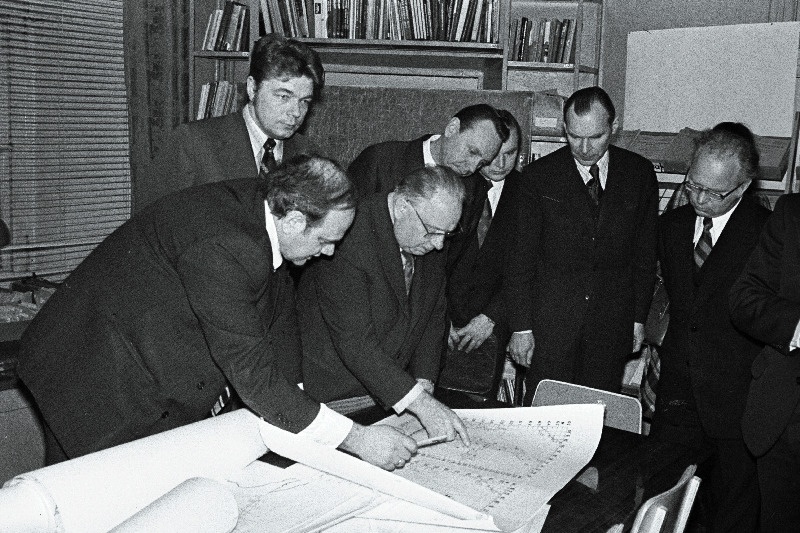 ENSV TA Termofüüsika ja Elektrofüüsika Instituudi tegevusega tutvub EKP Keskkomitee esimene sekretär J. Käbin (vasakult 3.). Vasakult 1. professor A. Aitsam, 2. instituudi direktori asetäitja A. Purga, 4. ENSV TA presiidiumi teaduslik peasekretär A. Köörna, 5. instituudi direktor L. Vaik, 6. instituudi parteiorganisatsiooni sekretär H. Barabaner.