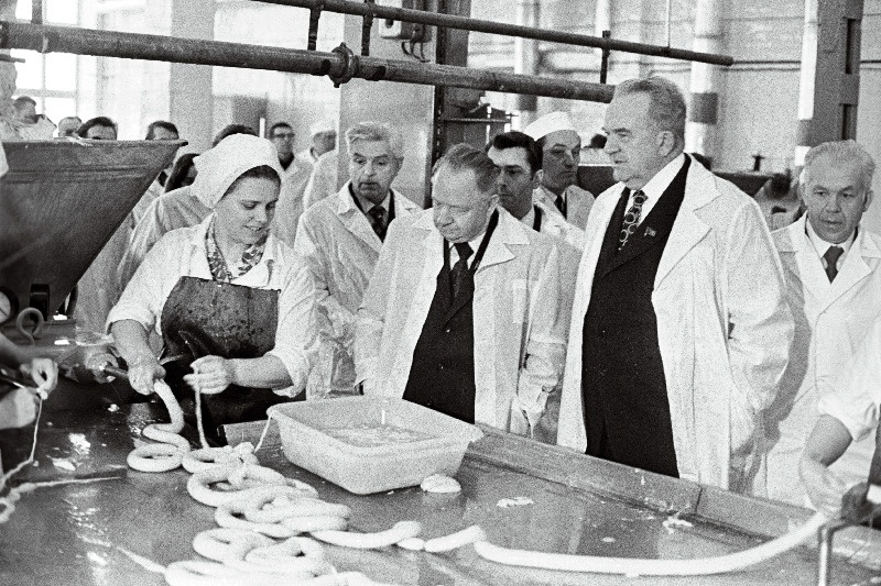 Uue Võhma Lihakombinaadi avapäeval tutvuvad kombinaadiga EKP Keskkomitee esimene sekretär J. Käbin (vasakult 2.), NSV Liidu liha- ja piimatööstuse minister S. Antonov ja EKP Keskkomitee sekretär K. Vaino.