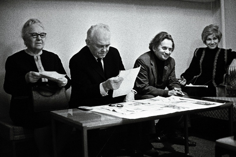 ENSV Riikliku Vene Draamateatri õppestuudio vastuvõtukomisjon (vasakult) ENSV teeneline kunstnik M. Zahharova, ENSV rahvakunstnik V. Arhipenko, lavastaja V. Petrov ja näitleja E. Vokaljuk.
