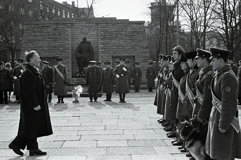 Mööda NSV Liidu riigipiiri kulgenud üleliidulisest kommunistlike noorte ja noorte tähesõidust osavõtjate miitingul Tallinna Vabastajate monumendi juures kõneleb erukindralmajor T. Zubov.