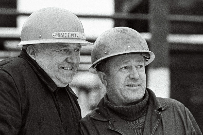 V. I. Lenini nimelise Kohtla-Järve Põlevkivitöötlemiskombinaadi eesrindlikud töötajad, 1975. a. Eesti NSV preemia laureaat elektroodkoksiseadme meister, keemiatsehhi parteiorganisatsiooni sekretär M. Andrejev (vasakul) ja vanemoperaator, pürolüüsitsehhi parteiorganisatsiooni sekretär N. Polikašov.