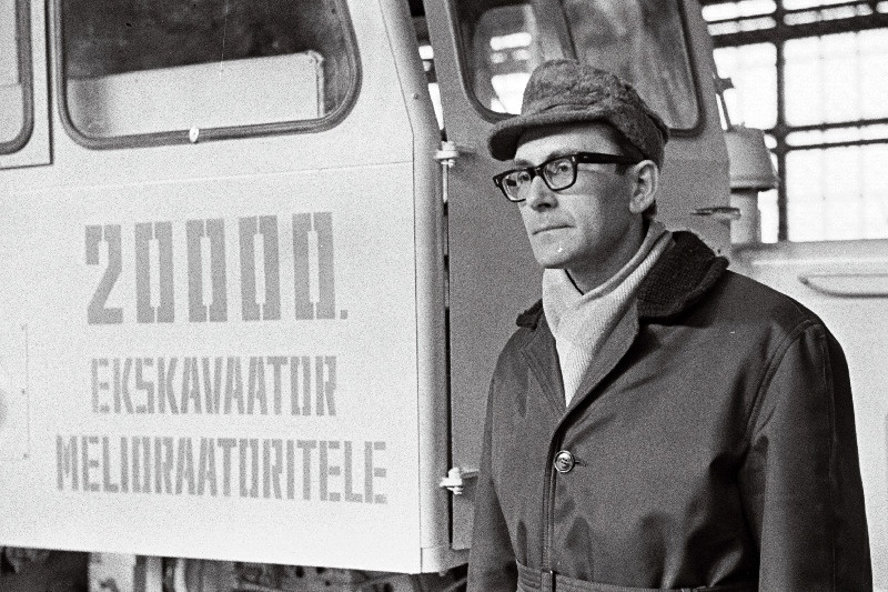 Koondise "Eesti Põllumajandustehnika" Tartu osakonna ekskavaatorijuht Ülo Ladva 20000- nda ekskavaatori juures.