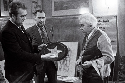 Riikliku Akadeemilise Meeskoori peadirigent professor Gustav Ernesaks (paremalt), helilooja Veljo Tormis ja koori solist Kaljo Räästas pärast meeskoori reisi Saksa DV- sse vestlemas.  similar photo