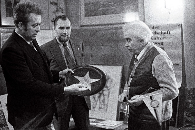 Riikliku Akadeemilise Meeskoori peadirigent professor Gustav Ernesaks (paremalt), helilooja Veljo Tormis ja koori solist Kaljo Räästas pärast meeskoori reisi Saksa DV- sse vestlemas.