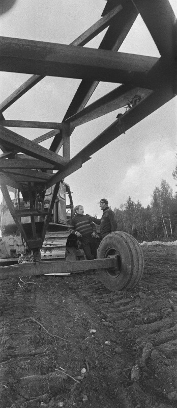 Maaparanduse planeerimistöid Harju rajooni Alavere objektil teostavad traktoristid Väino Valgmaa ja Juhan Soitter.