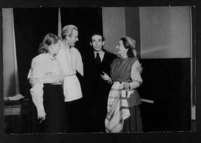 Meretransporditööliste a/ü klubi Mereklubi näitering näidendi "Tõeline õnn" harjutusel.  similar photo