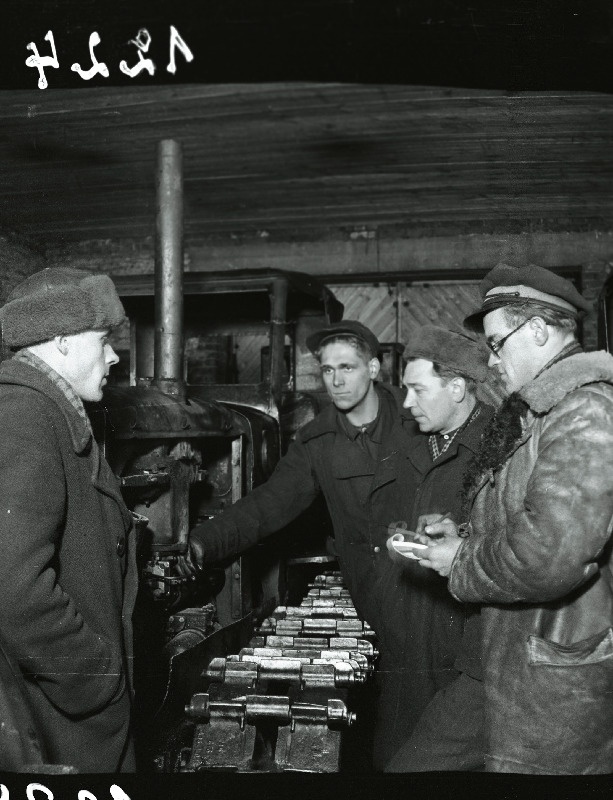 Rapla masina-traktorijaama töökoja juhataja Elmar Sool, traktorist Kaljo Uusimaa, direktor Ed. Kalaus ja kontrollmehaanik Hugo Eesmaa traktorite tehnilist ülevaatust teostamas.