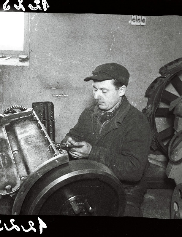 Rapla masina-traktorijaama parim traktorist Harald Viibus, kes konstrueeris uued seadmed laagrite valamiseks.