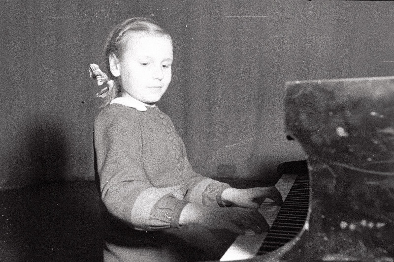 Viljandi Muusikakooli õpilaste kontsert. III klassi õpilane 10-aastane Eva Nelivald.