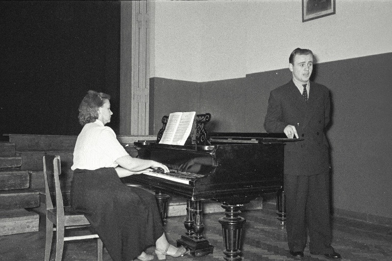 Viljandi 2. Keskkooli 10. klassi õpilane Arvo Parik ja õpetaja E. Saks esinemas kooli valikõhtul.