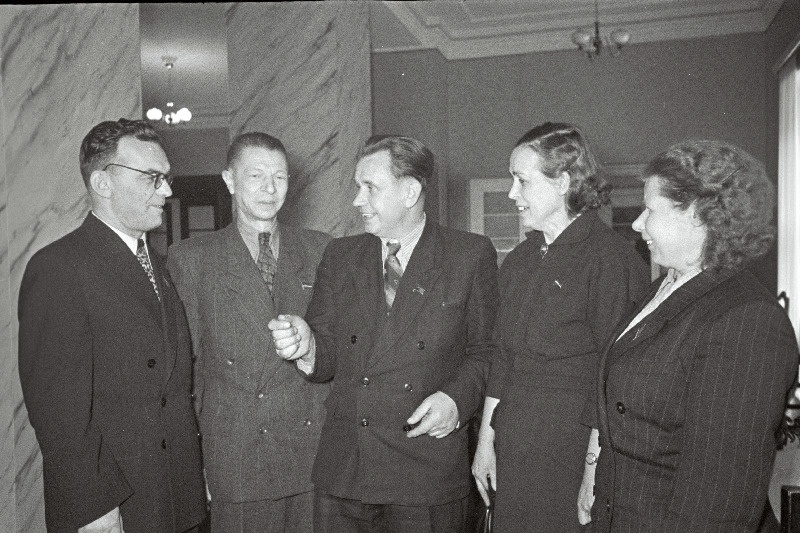 Eesti NSV Ülemnõukogu 4. istungjärk. V. Tudeman, A. Kuusk, K. Kärber, M. Nahkor ja L. Tammis istungite vaheajal vestlemas.