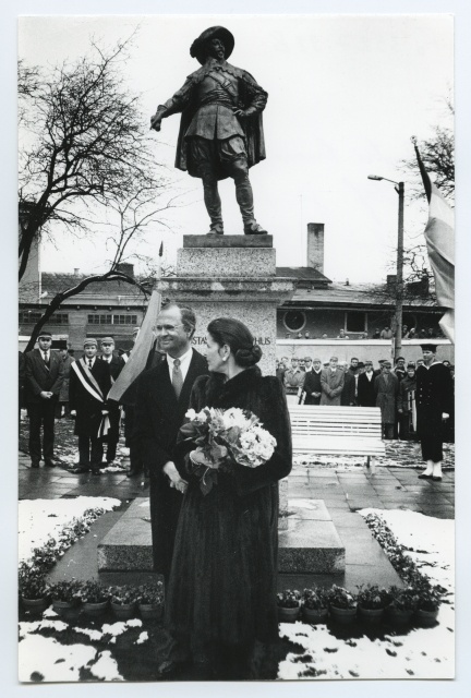 Reopening the Adolf Memory pillar at the Queen Square in Tartu on April 23, 1992