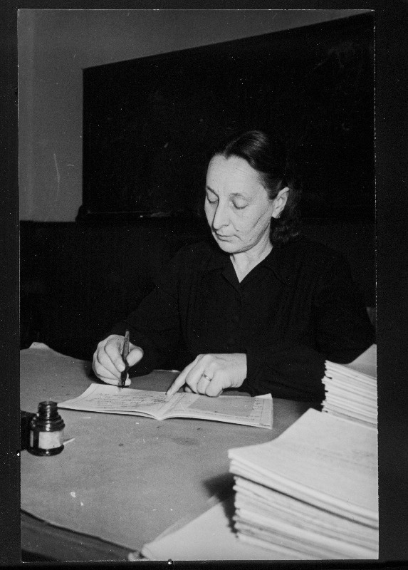 Kanepi 7-aastase (7-klassilise) Kooli õpetaja Helene Kuus õpilaste vihikuid parandamas.