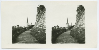 Tallinn, teerada Toompea edelanõlval, taga Oleviste kirik.  duplicate photo