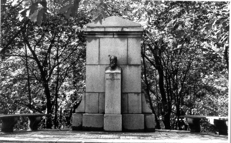 Bergmann, seriously. Monument in Tartu Toomemäe