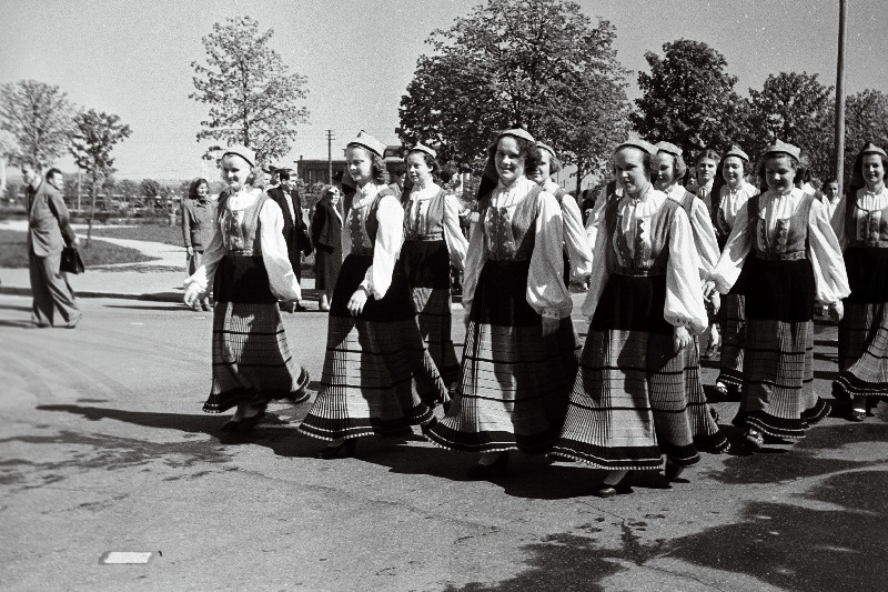 Tartu linna ja rajooni noorsoofestivalist osavõtjate rongkäik.