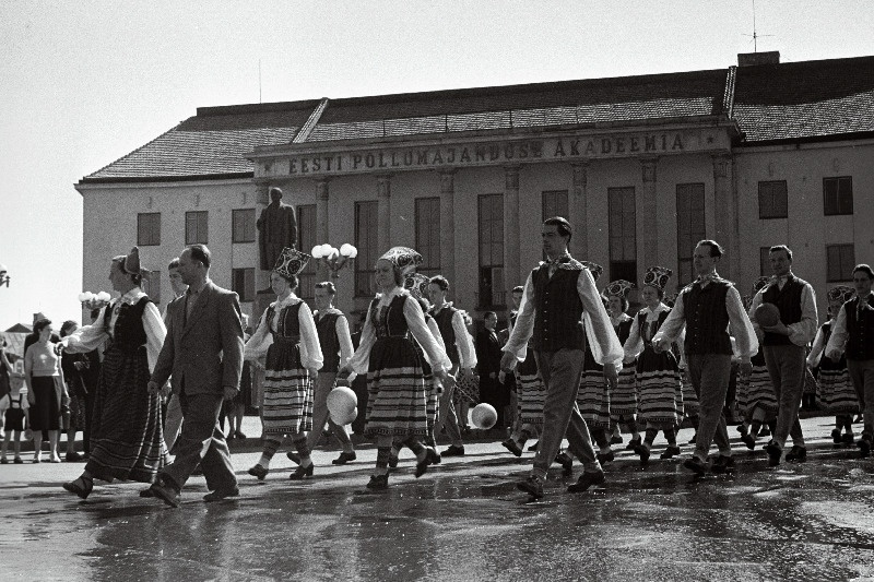 Tartu linna ja rajooni noorsoofestivalist osavõtjate rongkäik Riia maanteel.