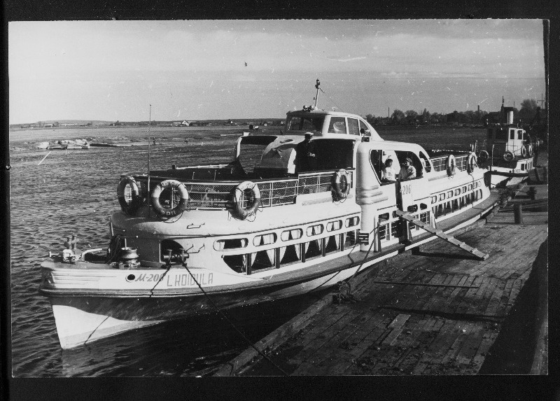 Uus jõetramm Lydia Koidula Tartu sadamas.