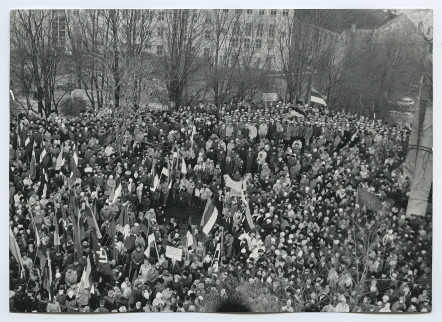 Tartu. Celebration of the Anniversary of the Republic of Estonia in Tartu at the Star Tower on February 24, 1989.