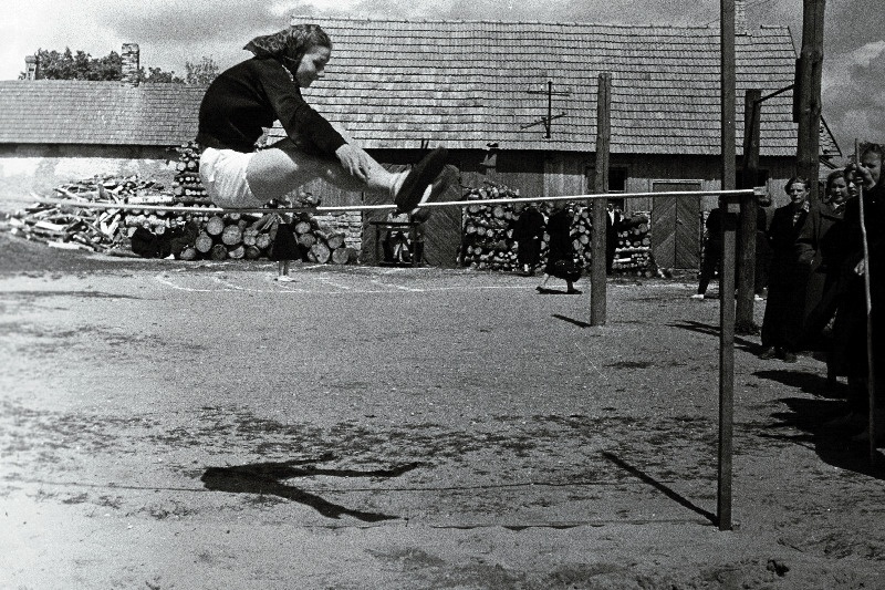 Lihula rajooni koolinoorte spartakiaadil 3. spordijärgu täitnud kõrgushüppes A. Maasik.