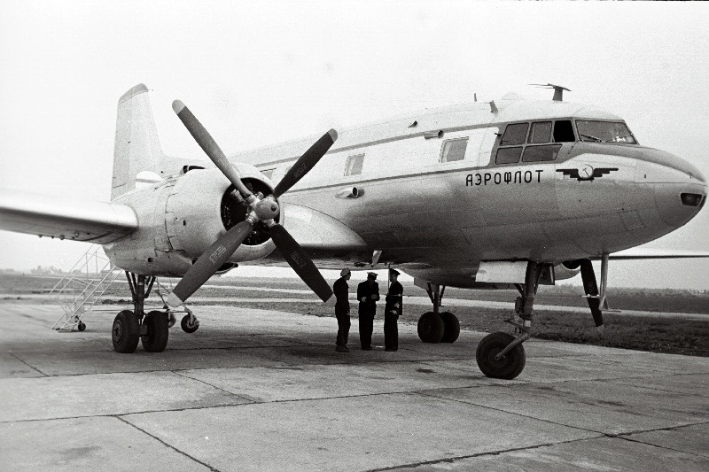 Tallinn - Leningrad - Moskva liinil kurseeriv reisilennuk IL-14 Tallinna lennujaama ees.