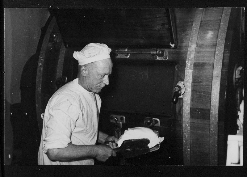 Johannes Kägu - Suure-Jaani võitööstuses töötav vabariigi parim võimeister.