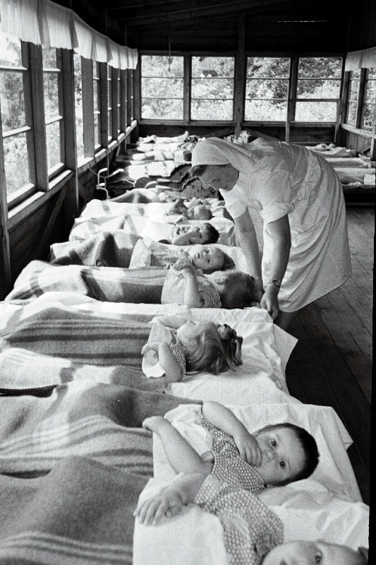 Viljandi lastesõime kolmanda grupi suvepaviljonis puhketunni ajal.