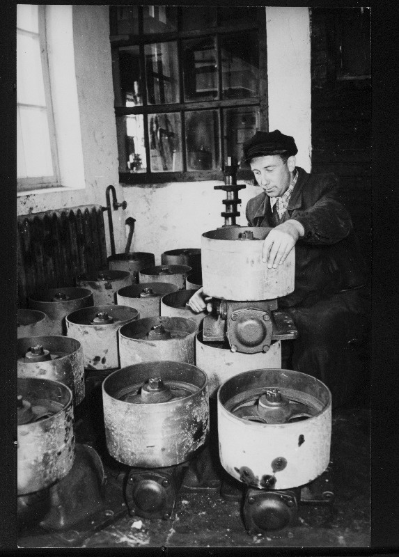 Viljandi autoremonditöökoja kontrollmeister Jaan Viira kontrollib Smolenski oblastisse saadetavaid detaile.