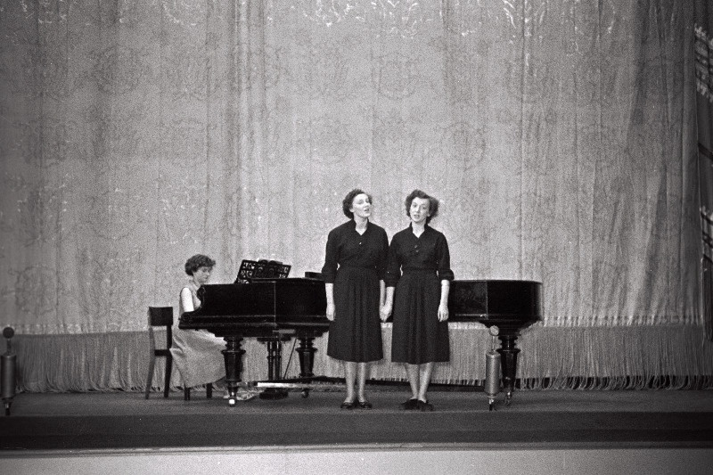 Eesti NSV 1. noorsoofestivali delegaatide kohtumisõhtul festivali külalistega esinevad Riia isetegevuslased Regina ja Lolita Bambutid.