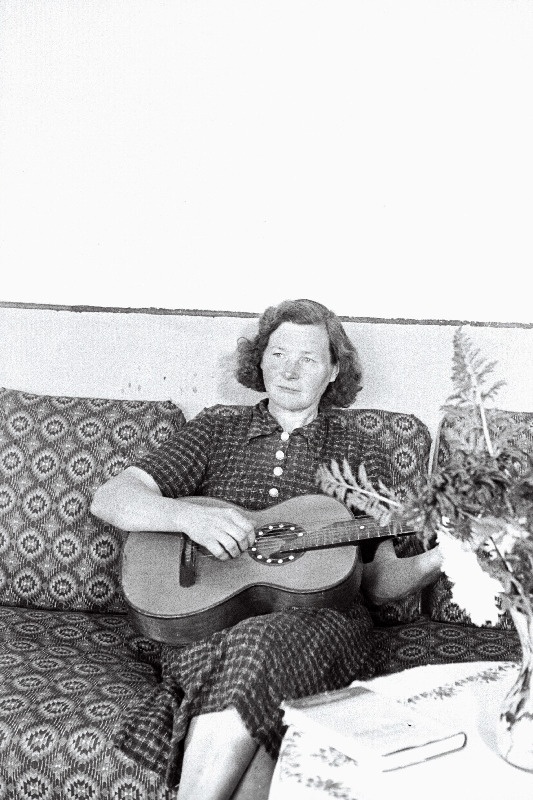 Paide rajooni Bolševiku kolhoosi seatalitaja Alviine Laanemaa oma kodus.