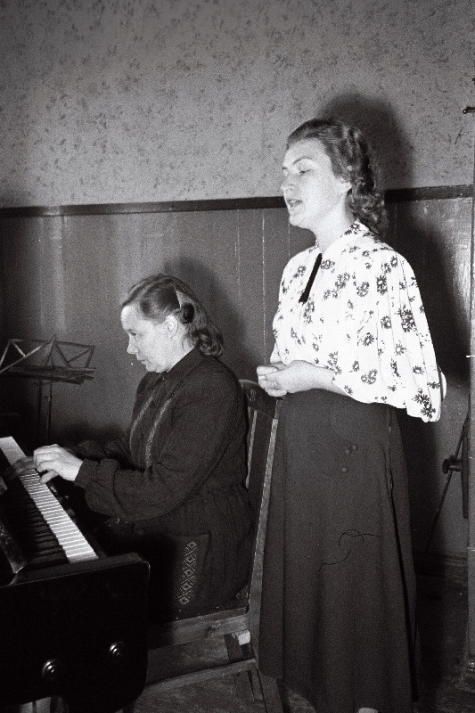 Võhma kultuurimaja solist Virve Rohtsalu harjutamas. Klaveril saadab Salme Jänes.