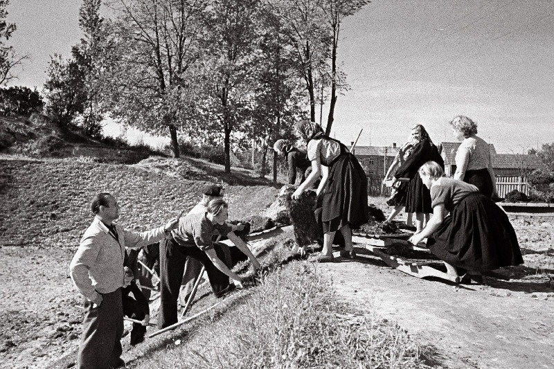 Antsla Keskkooli õpilased spordiväljakut rajamas.