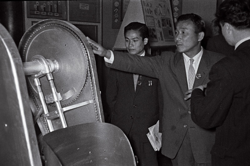 Jaapani ametiühingute delegatsiooni liikmed tutvuvad näitusega J. Tombi nimelises kultuurihoones.