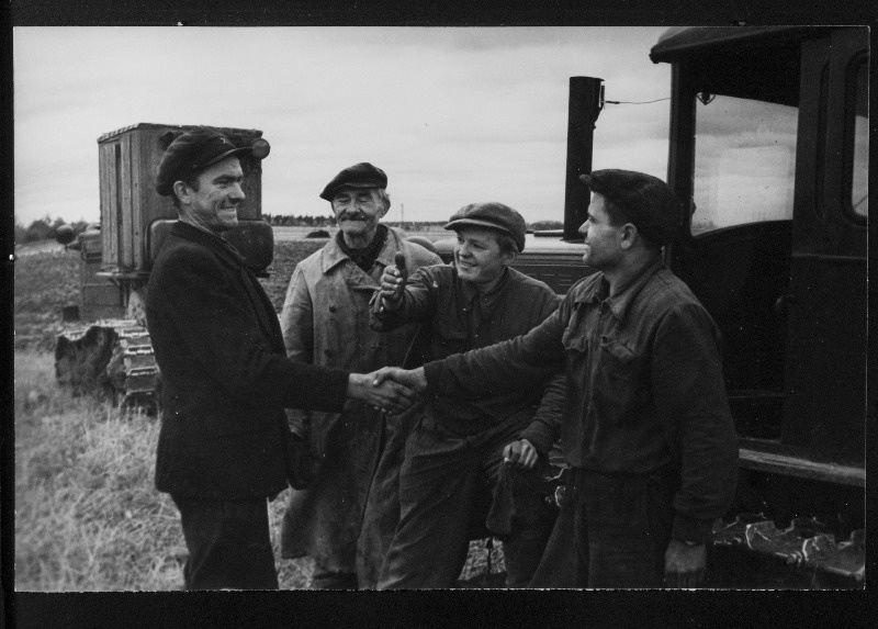 Rannu masina-traktorijaama traktoristid Arno Laur (vasakul) ja Juhan Jaanson sotsialistliku võistluse kohustusi vastu võtmas.