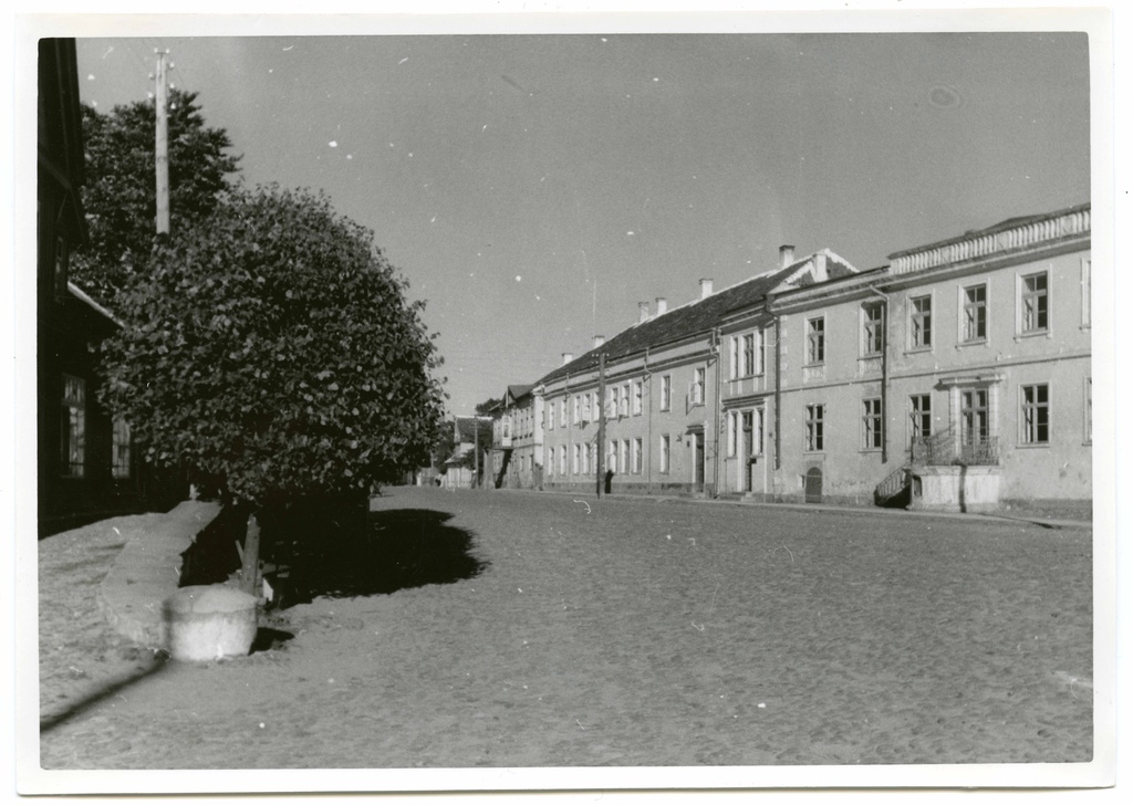 View of the s side of Tallinn Street from the castle towards o.