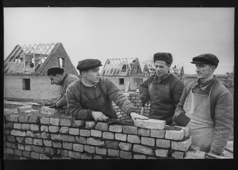 Grupp Kreenholmi Manufaktuuri töölisi (vasakult): Vana Kudumisvabriku meistri abid V. Timofejev, P. Põhtejev ja Narva ehitustrusti tööline V. Gontšar elamuid ehitamas.