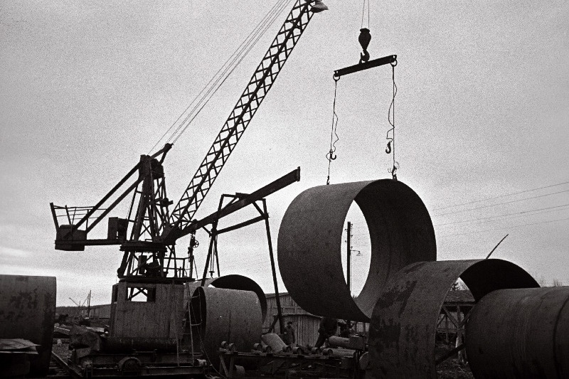 Balti elektrijaama suure läbimõõduga veejuhtme tsirkulatsioonitorude paigaldamine.