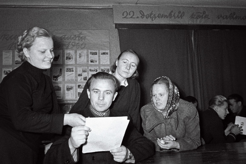 Aegviidu agitpunkti juhataja Lembit Kütt (vasakult teine) kõneleb agitaatorite A. Kibe, L. Lassi ja V. Rabovoiga.