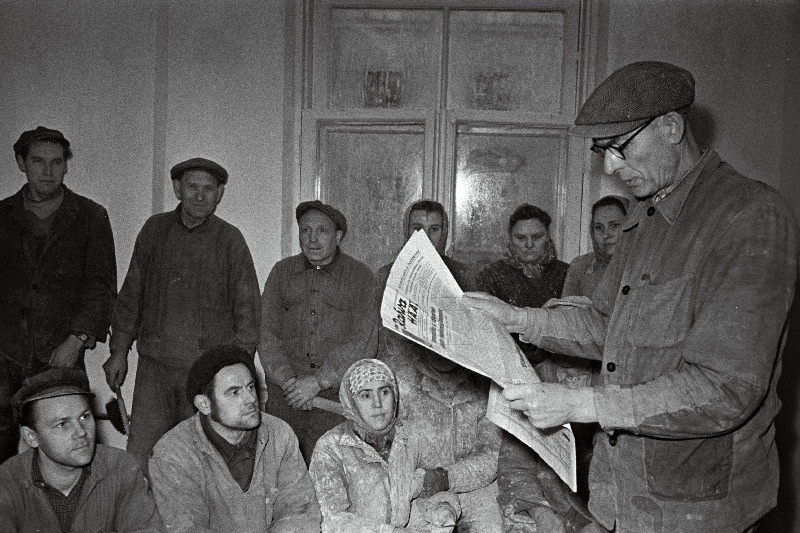 Tallinna Üldehitustrusti puuseppade brigadir Jaan Metsmaa (paremal) tutvustab ehitajaile NLKP Keskkomitee pleenumi otsuseid.