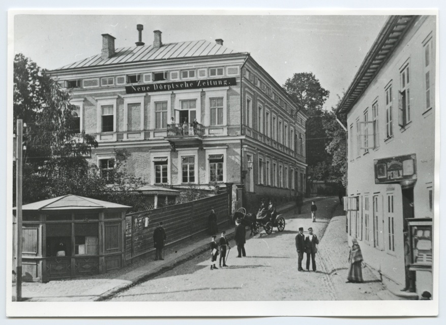 Tartu. Beginning of Vallikraavi Street